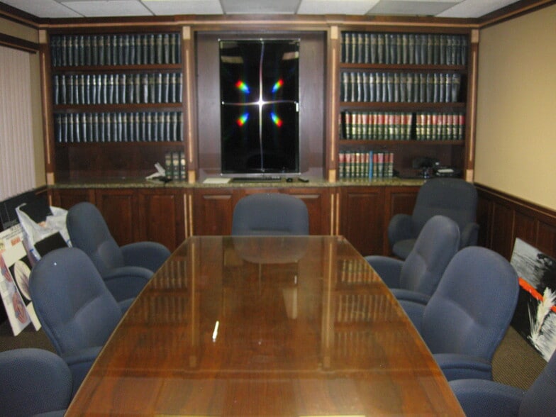More Photos Of 85 Market St, Elgin Office For Sale
