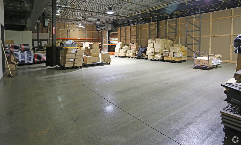 More Photos Of 60 E Jefryn Blvd, Deer Park Warehouse For Lease