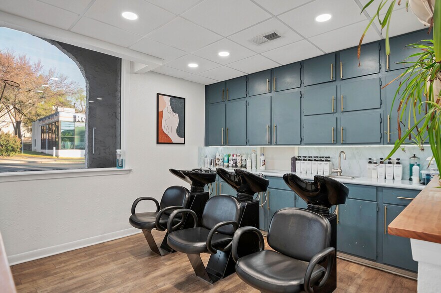 More Photos Of 1001 W 34th St, Austin Freestanding For Lease