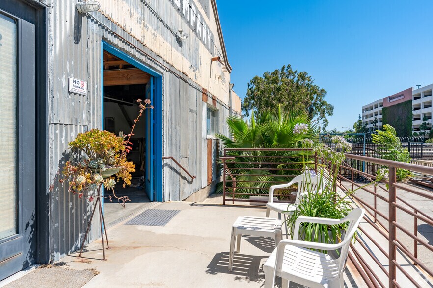 More Photos Of 560 E Commercial St, Pomona Manufacturing For Lease