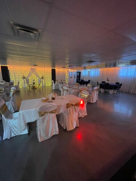 More Photos Of 3858-3870 Notre-Dame, Laval Office For Sale