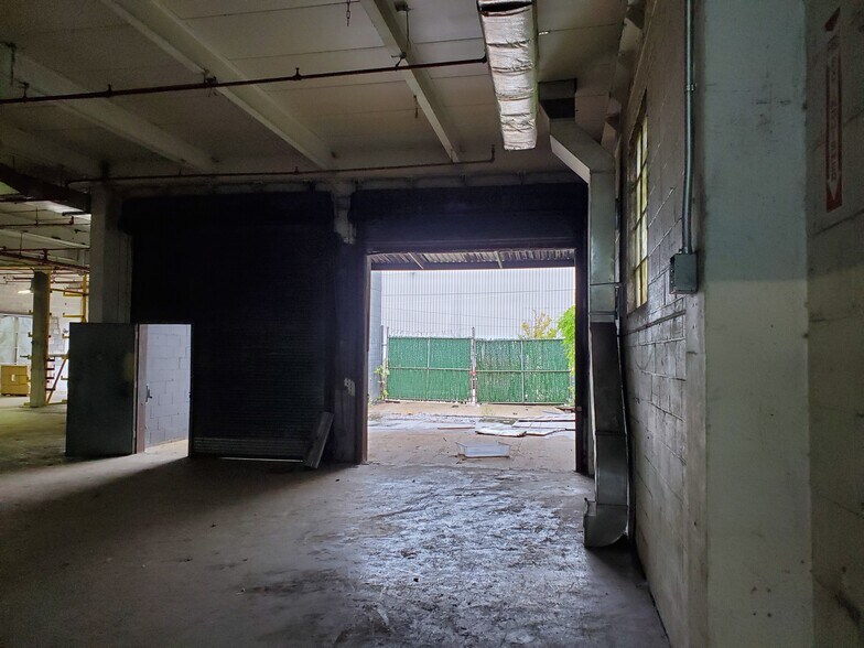 Primary Photo Of 183 King St, Brooklyn Warehouse For Lease