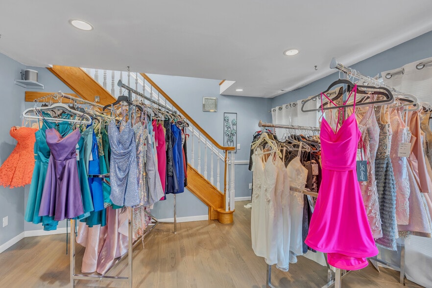 More Photos Of 141 Chambers Bridge Rd, Brick Storefront Retail Office For Sale