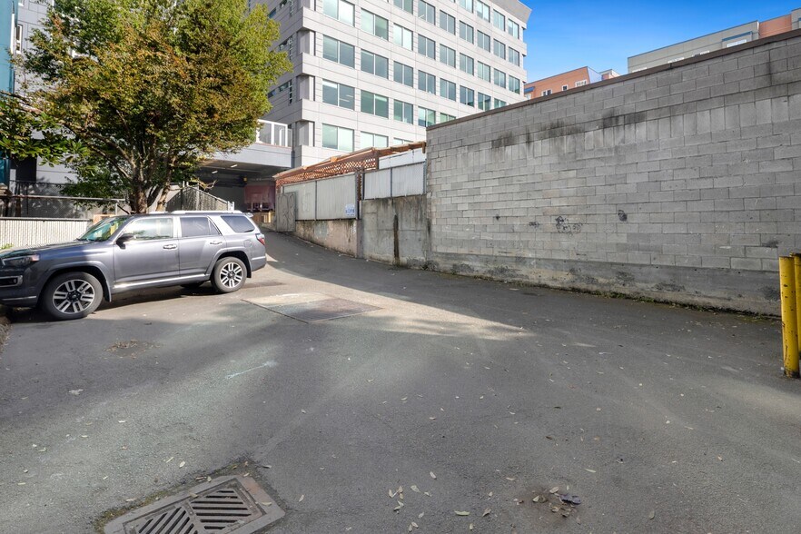 More Photos Of 2512 1st Ave, Seattle Apartments For Lease