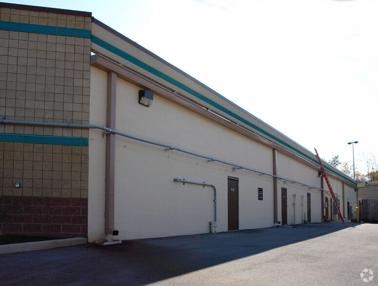 More Photos Of 1005-1017 Crossroads Pl, High Ridge General Retail For Lease