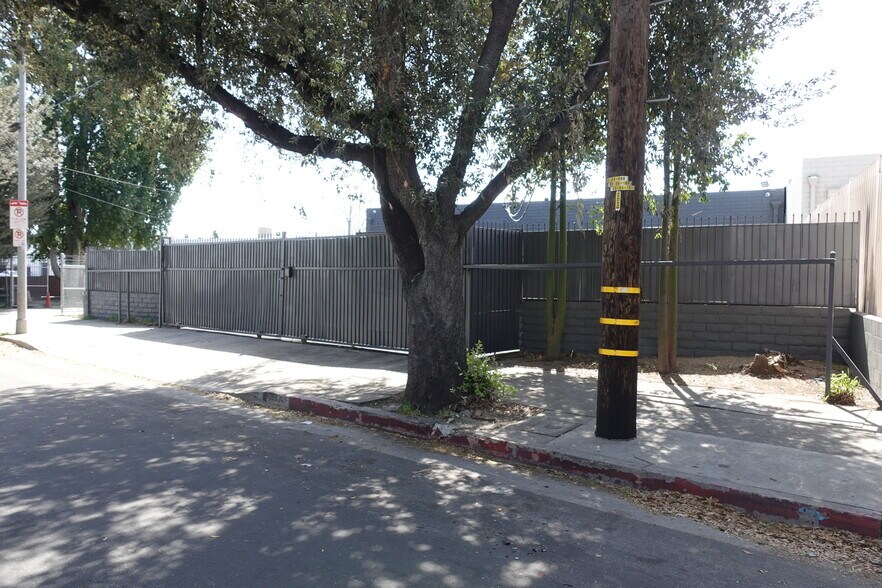 More Photos Of 18334 Eddy St, Northridge Warehouse For Sale