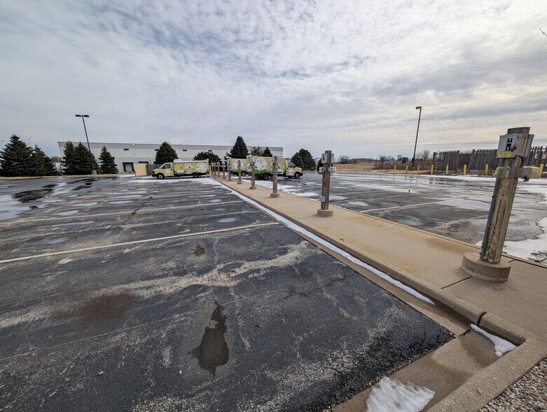 More Photos Of 1650 Afton Rd, Sycamore Distribution For Sale