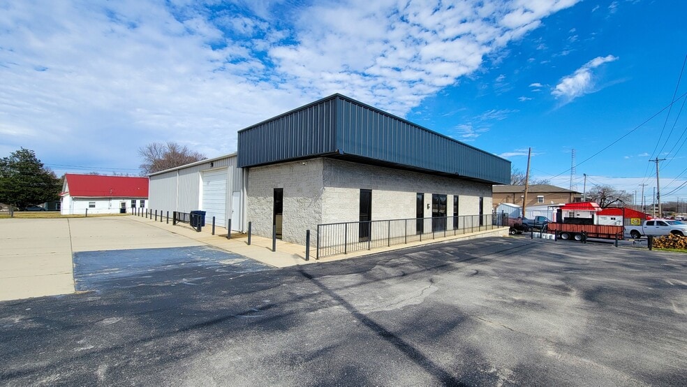 More Photos Of 326 W Broad St, Smithville Flex For Sale