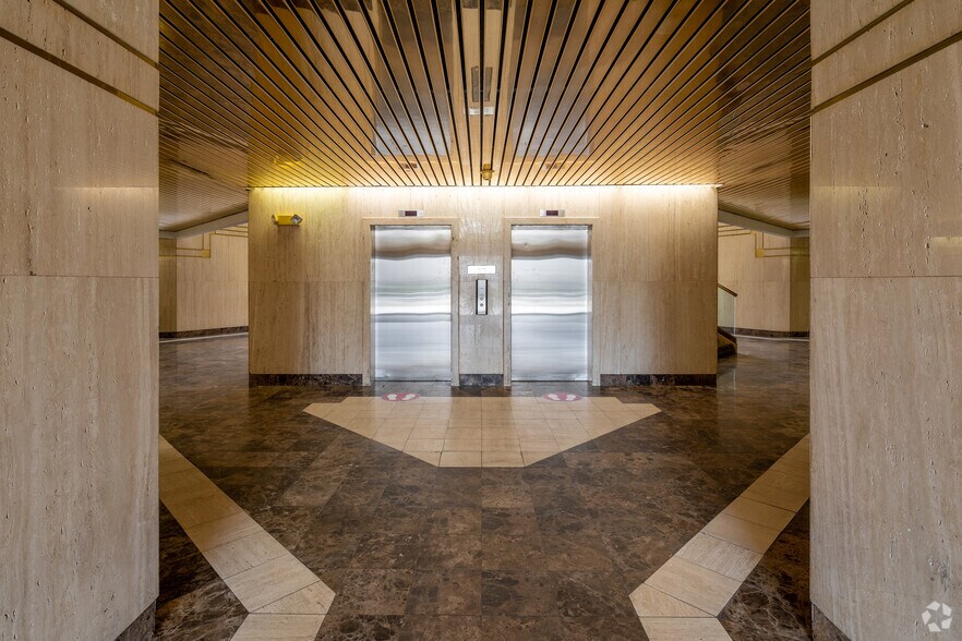 More Photos Of 10400 Linn Station Rd, Louisville Office For Lease