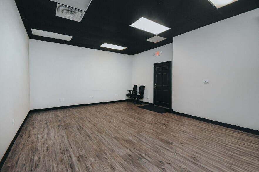 More Photos Of 13102 N Navarro St, Victoria Flex For Lease