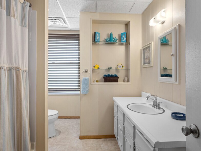 More Photos Of 201 Steele St, Algoma Hotel For Sale