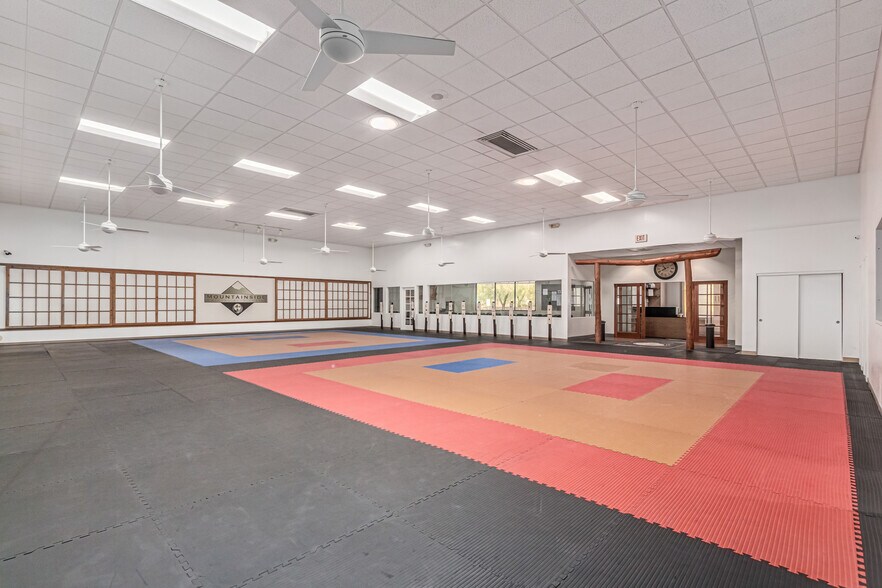 More Photos Of 3173 E Chandler Blvd, Phoenix Freestanding For Sale