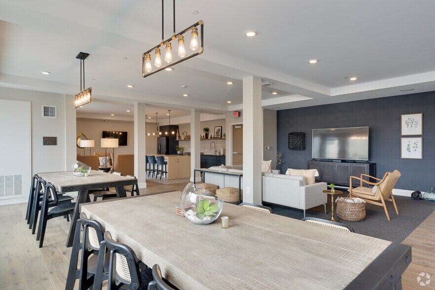 More Photos Of 1555 Ellinwood Ave, Des Plaines Apartments For Lease