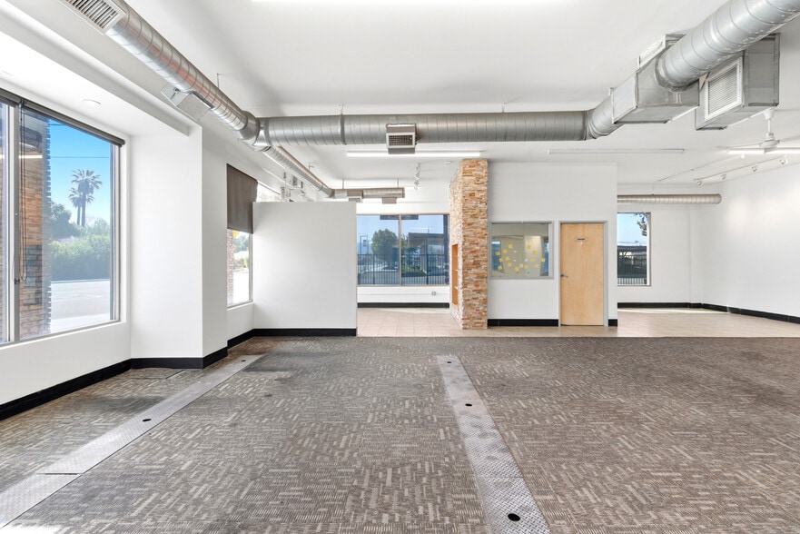 More Photos Of 215 S Citrus Ave, Covina Storefront For Lease