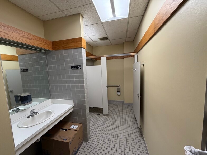More Photos Of 17811 E 40 Hwy, Independence Office For Sale