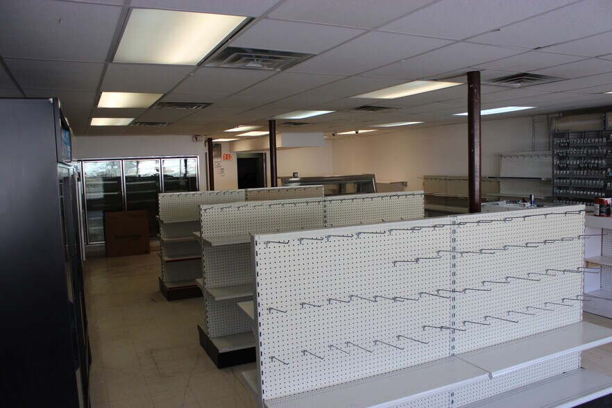 More Photos Of 259 W Washington St, Bristol General Retail For Lease