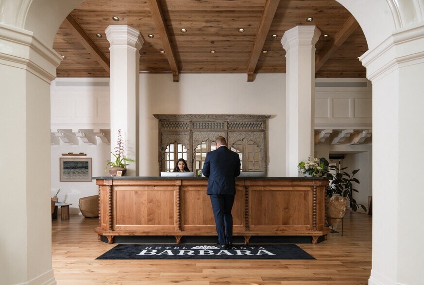 More Photos Of 527-537 State St, Santa Barbara Hotel For Lease