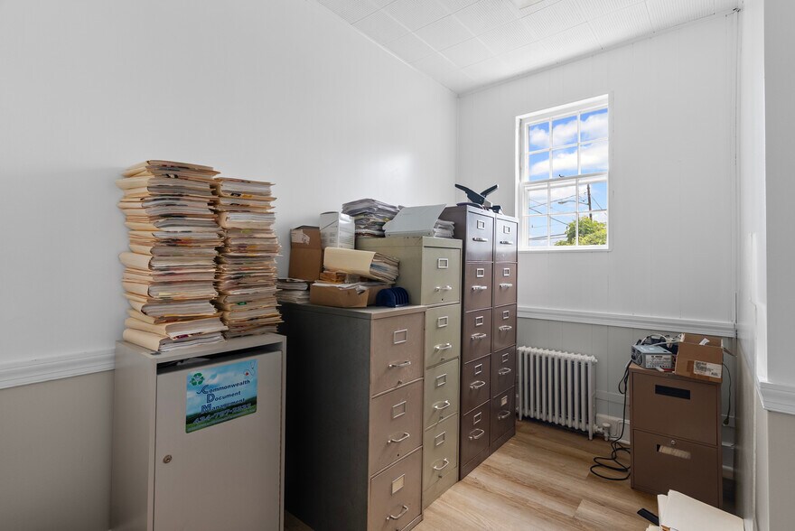 More Photos Of 525 7th St, Altavista Office For Sale