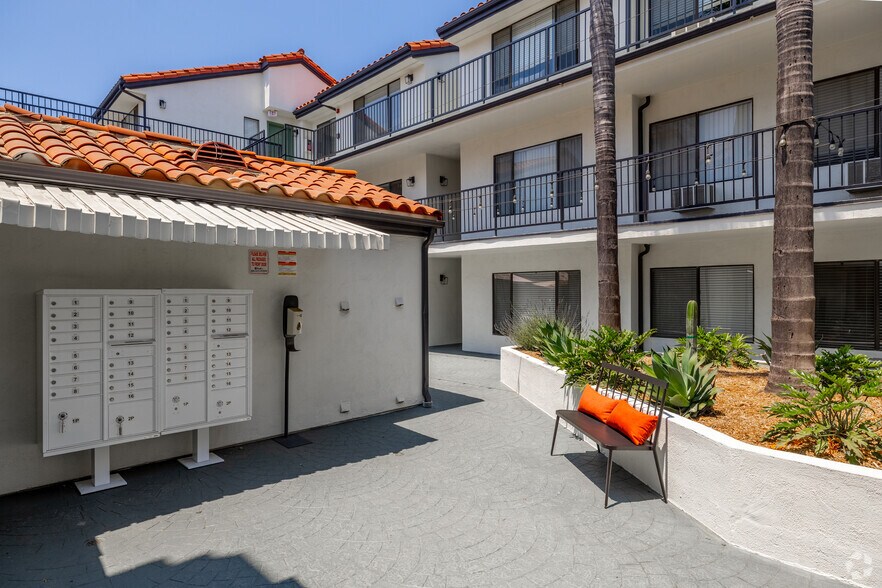 More Photos Of 1318 N Mansfield Ave, Los Angeles Apartments For Sale