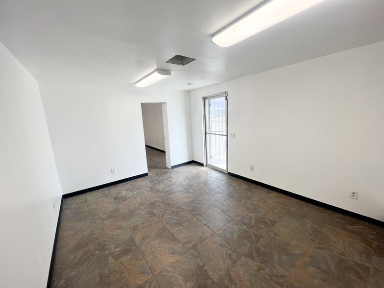 More Photos Of 2374 E Main St, Barstow Warehouse For Lease