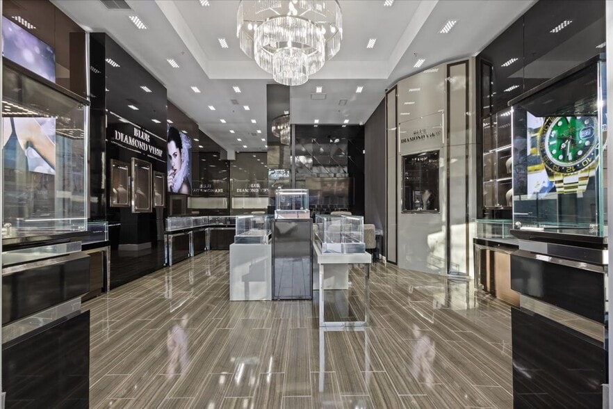 More Photos Of 256 Pharr Rd NE, Atlanta General Retail For Lease
