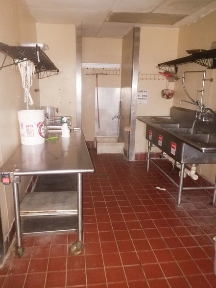 More Photos Of 6121 Oak St, Eastman Restaurant For Sale