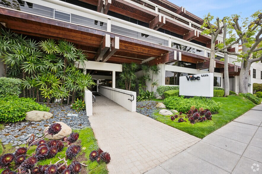 More Photos Of 4444 W Lakeside Dr, Burbank Loft Creative Space For Lease