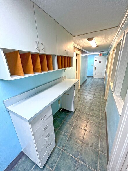 More Photos Of 1304 Government St, Mobile Veterinarian Kennel For Sale