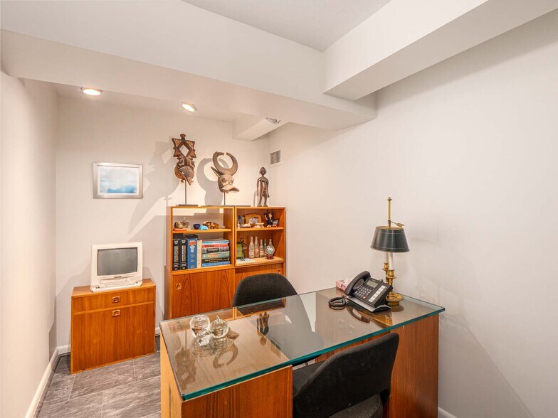 More Photos Of 251 W 19th St, New York Apartments For Sale
