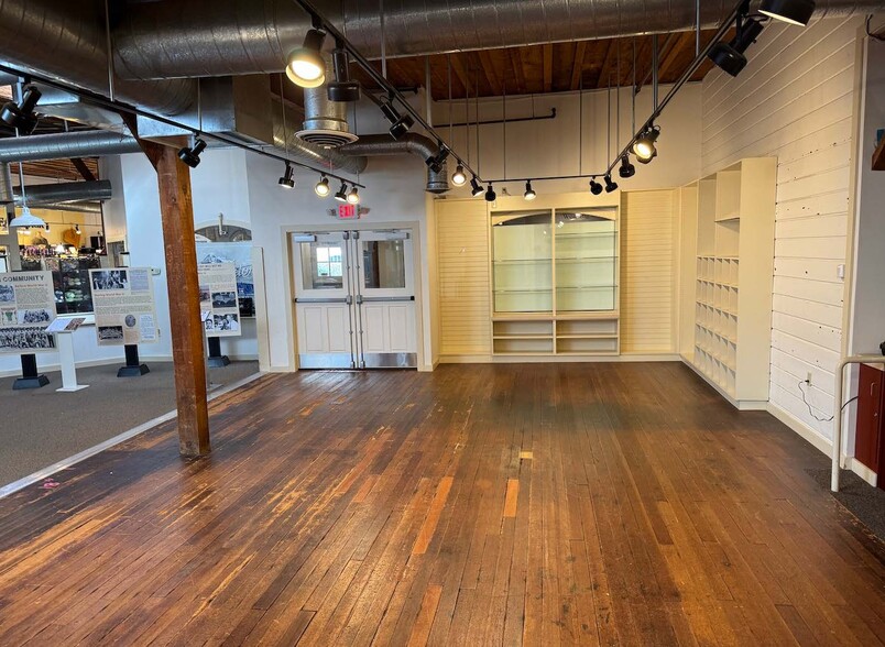 More Photos Of 1313 SE Mill St, Salem Freestanding For Lease