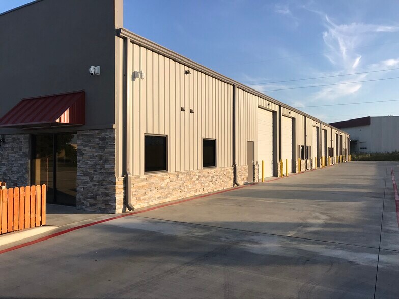 More Photos Of 1904 W Iola St, Broken Arrow Warehouse For Lease