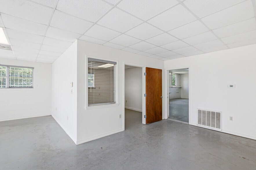 More Photos Of 4107 Port Lavaca Dr, Victoria Showroom For Sale