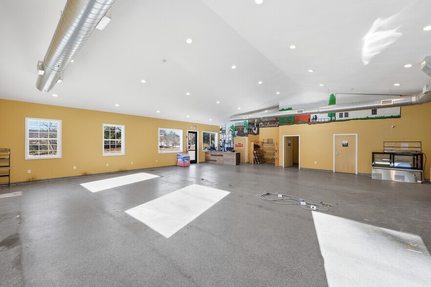 More Photos Of 365 Main St, Sturbridge Storefront For Lease