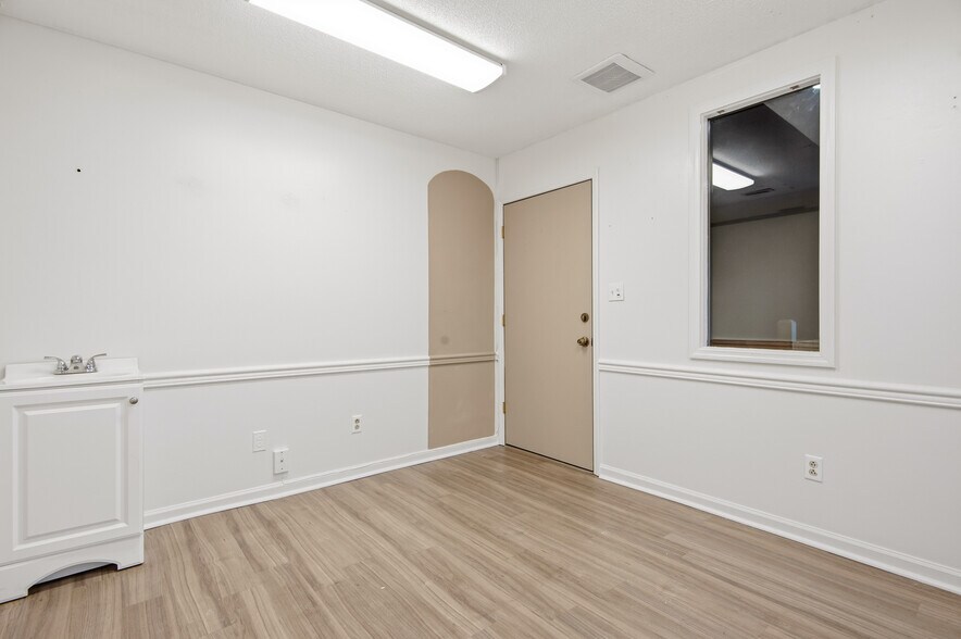 More Photos Of 411 Western Blvd, Jacksonville Office For Sale