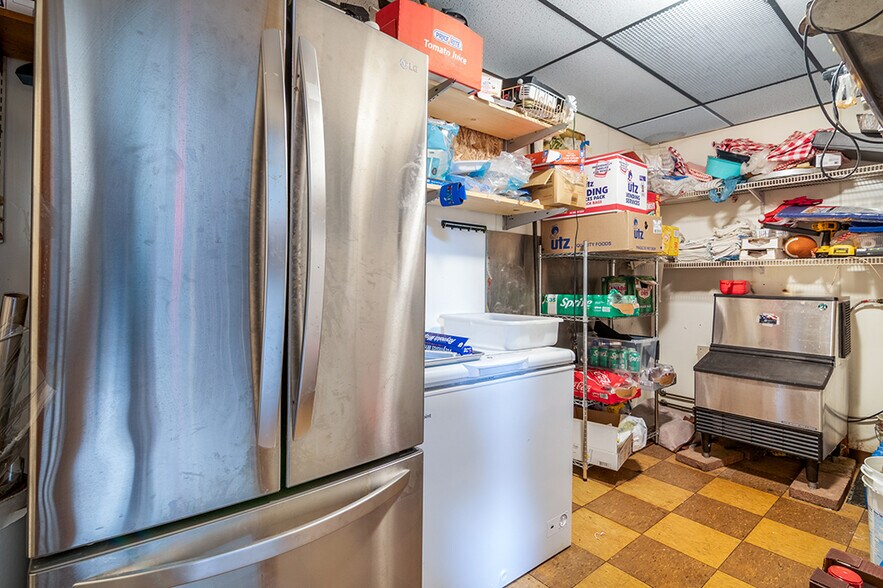 More Photos Of 104 Canal St, Blackstone Bar For Sale