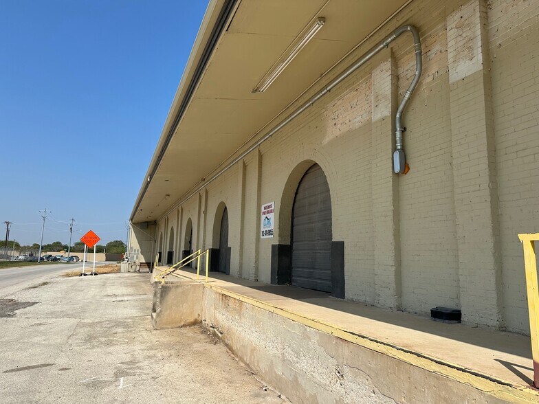 More Photos Of 200-232 W New Braunfels St, Seguin Warehouse For Lease