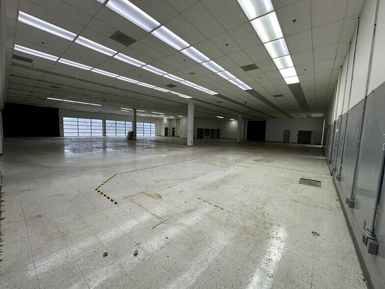 More Photos Of 15162 S Commerce Dr, Dearborn Research And Development For Sale