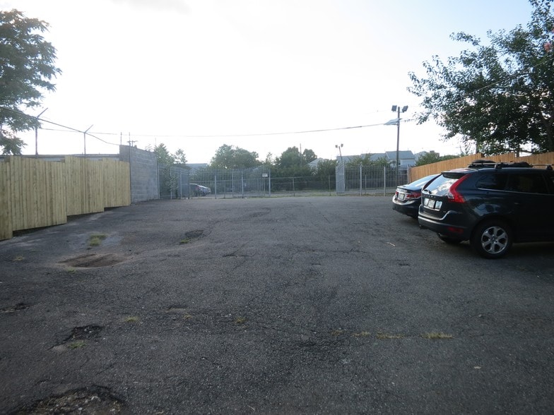 More Photos Of 569-571 Martin Luther King Jr Blvd, Newark Office For Lease