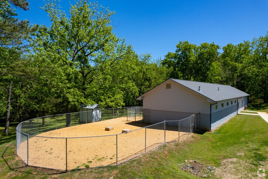 More Photos Of 719 New Hope Church Rd, Chapel Hill Veterinarian Kennel For Sale