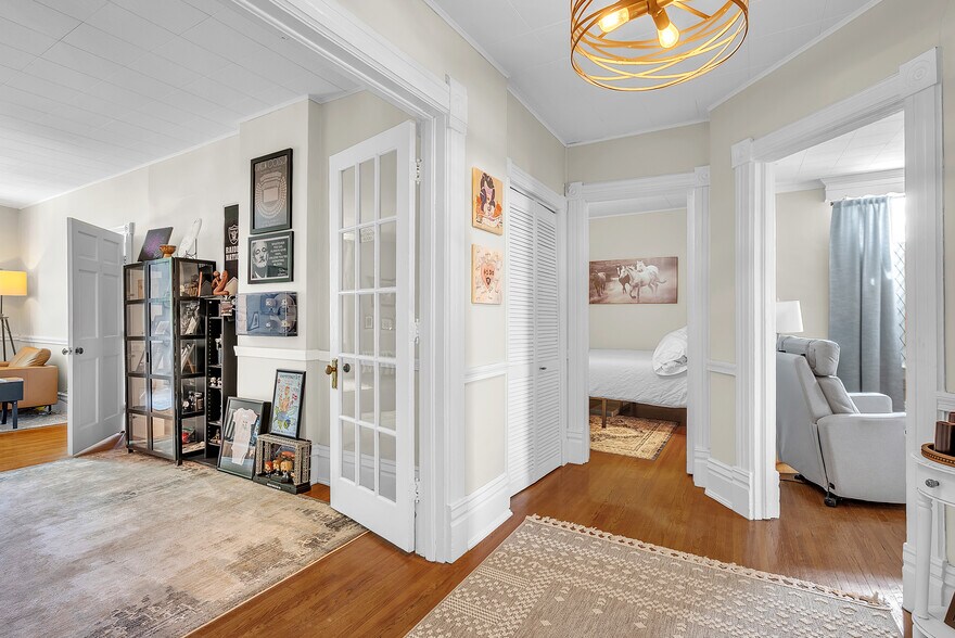 More Photos Of 105 1/2 S Court St, Crown Point General Retail For Sale