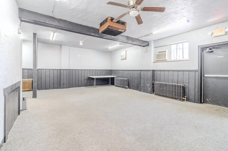 More Photos Of 825 5th Ave, East McKeesport Bar For Lease