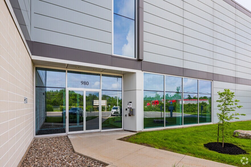 More Photos Of 970-980 Pl Paul-Kane, Laval Warehouse For Lease