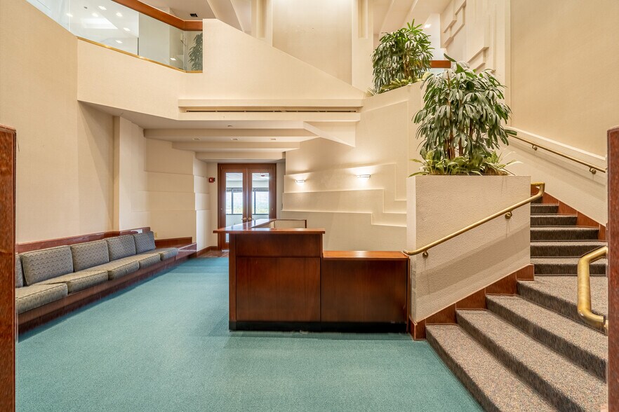 More Photos Of 2800 N 44th St, Phoenix Office For Sale