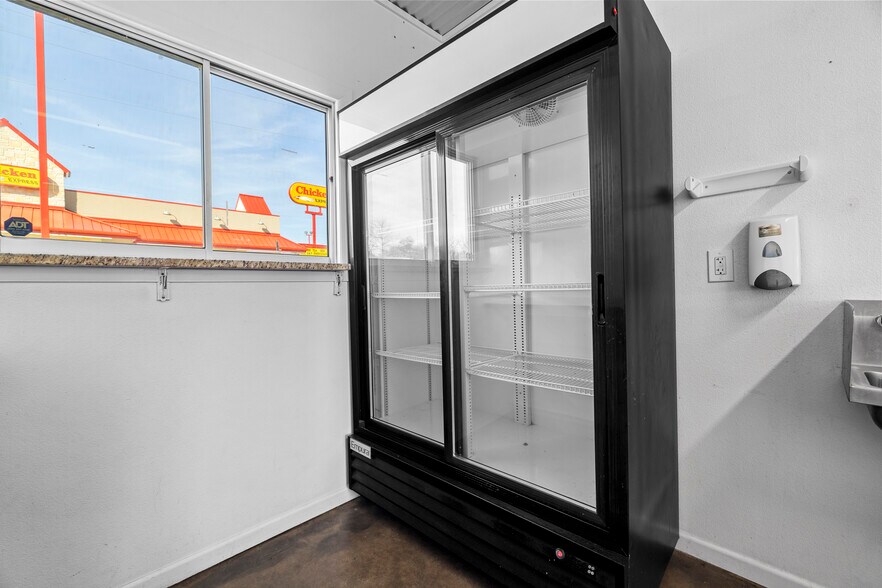 More Photos Of 207 N Henderson Blvd, Kilgore Storefront For Lease