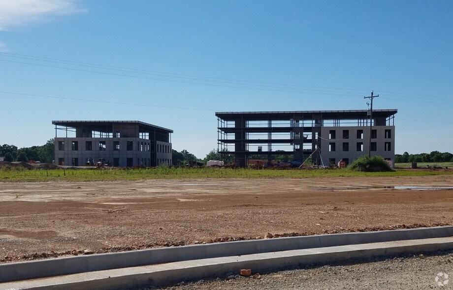 More Photos Of 2600 NE 11th St, Bentonville Office For Lease