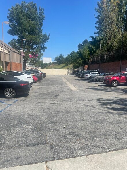 More Photos Of 16810 Ventura Blvd, Encino Loft Creative Space For Lease