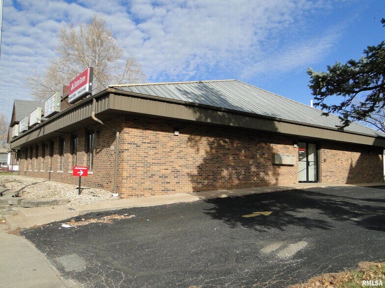More Photos Of 509 N Lafayette St, Macomb Office For Sale
