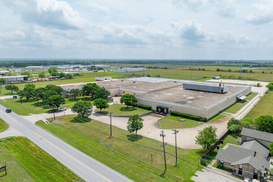 More Photos Of 1300 Blackjack St, Lockhart Distribution For Sale