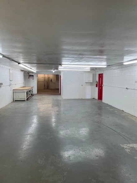 More Photos Of 2510 Mitchell St, Knoxville Light Manufacturing For Lease