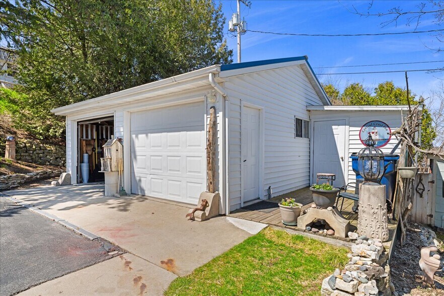 More Photos Of 517 Milwaukee St, Kewaunee General Retail For Sale